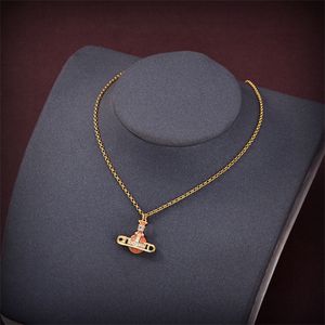 Designerhänge halsband för kvinnor lyxiga Vivian Pearl Chokers Chain Pendants Retro smycken Fashion Accessories Westwood 222