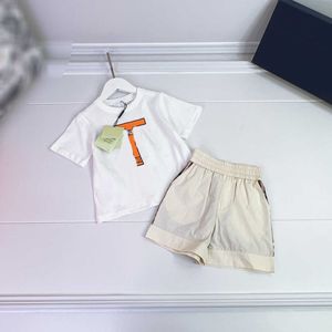 Conjunto de bebê 23ss conjuntos infantis roupas de grife para meninos gola redonda puro algodão cor de letra estampado camiseta de manga curta shorts de emenda treliça terno roupas de bebê