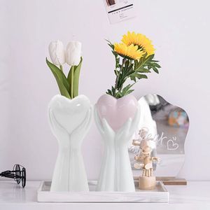 Vasos vaso de flor cerâmica Única mão estética moderna segurando o coração em forma de coração em forma de corpo em forma de mão vasa de flores para casa 230422