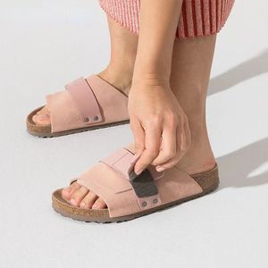 Sandaler med enkla spänne Tofflor OP23 för män och kvinnor i samma stil i läder mocka kork tofflor kyoto-serien rosa