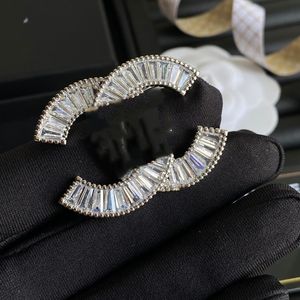 Elegant Gold-Tone Pearl Brooch for Women - Simple Letter Design, Anti-Glare Pin Corsage, Fashion Dress Accessory