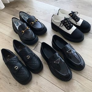 Damen-Loafer, Metallverschluss-Loafer, Abendschuhe, Italien, Lazy Printing, Buchstaben-Freizeitschuhe, Bienen, flache Schuhe, Slipon-Kalbsschuhe, Lug-Sohle, Designer-Schuhe, Sneakers