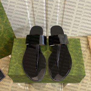 Chinelos de couro genuíno da moda para sandálias femininas feitas com couro de vaca e chinelos de metal entrelaçados com charme