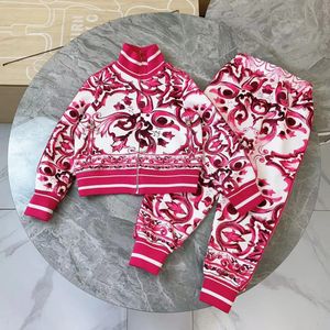 Set di abbigliamento di lusso per bambini 2023 Design di stampa Autunno Ragazze Manica lunga Collo alto Cappotto Top Pantaloni dolci per giovani Set 231123