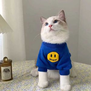 Abbigliamento per cani Nuovo abbigliamento invernale per gatti per animali domestici marchio trendy autunno e vestiti con cappuccio per il viso sorridente anti-spargimento di latte piccolo