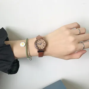 Relógios de pulso retro relógio de quartzo números romanos dial pulseira casual cinto de couro à prova d'água para mulheres presente delicado