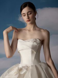 Il 2023, la nuova haute couture in raso senza spalline, lo smoking, l'abito da sposa senza spalline per la festa di fidanzamento