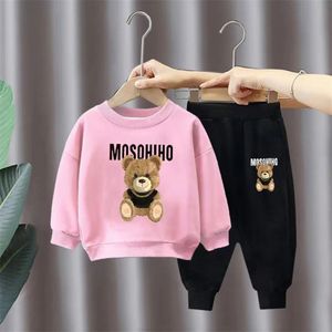 Set di abbigliamento Set autunnale per bambina 2023 Nuovo maglione per bambini con stampa di orsetti carini Set primaverile e autunnale in due pezzi 231124