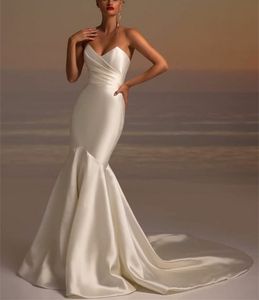 Elegant lång satin V-hals bröllopsklänningar med veck sjöjungfru ärmlöst elfenbenståg öppet rygg vestidos de novia abendkleider brudklänningar för kvinnor