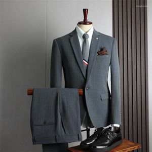 メンズスーツ男性ストライプエレガントなグレーの黒いウェディングドレス3ピースブレザーパンツベストファッションビジネスオフィススリムジャケットセット