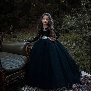 Gotiska långa ärmar Flower Girls Dresses With Crystals Pärled Sash Applicques spets Big Bow Tulle formell Wear Kids Black Wedding Party Gown First Communion Dress