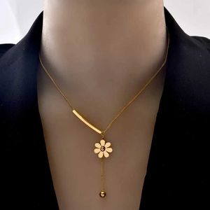 Chokers Korean Fashion Little Daisy Pendant Necklace For Women Titanium Steel Chain Necklace CollarBone Valentines Day Present Collares R231124