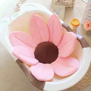 Badkarplatser Baby Bath Flower Born Anti Skid Bathtub Foldbar Blooming Lotus Shape Cushion Skin Pad Portable Tub Soft Seat 231124