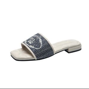 Designer Slides Pantofole di lusso con scivolo in tessuto ricamato da donna Sandali da passeggio da donna estivi da spiaggia Moda Pantofole piatte con tacco basso Scarpe Taglia1