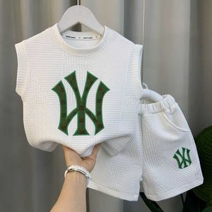 Kläder sätter pojkar tank top set sommar 2023 Nya fashionabla baby net röda kläder och barns koreanska coola hsome modetrend