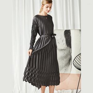 Vestidos casuais de ponta Miyake Pleated Elegante Solid Setin Dress for Women Spring and Autumn Manga Longa Lace Stitching Party Prom Midi