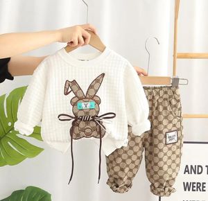 Set di abbigliamento 2023 Abbigliamento per bambini per bambini Stile coreano Abbigliamento per neonato Stampa di cartoni animati Felpe con cappuccio e pantaloni casual Set di abbigliamento per bambini 231124