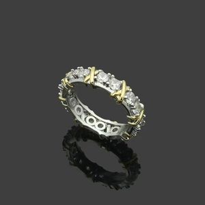 2023 브랜드 패션 T Crystal Couple ring 여성 신제품 매력 다이아몬드 반지가 가득한 금 사이의 매력 고품질 디자이너 링 보석