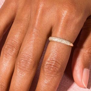 Кластерные кольца Соответствующее золотому цвету замороженное циркон кольцо для женщин Тенденция Укладка изящных аксессуаров для модных ювелирных аксессуаров для девушек R731 230424