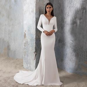 Abito da sposa 2023 Abiti a sirena Abito con maniche lunghe con scollo a V e schiena aperta Abito da sposa bianco con perle eleganti su misura