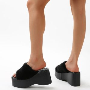 Сандалии 2023 Бренд Большой размер 43 шикарные модные женские туфли летняя искусственная мех на клиньях высокие каблуки