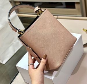 Luxurys hinkväska axelväska designer ny stil för kvinnor hobo väskor 10a toppkvalitet handväskor prado väskor klassiskt brev äkta läder