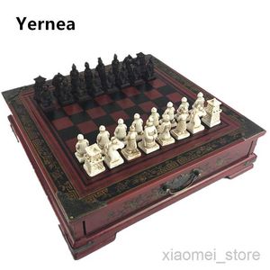 Jogos de tabuleiro Novo xadrez de madeira chinesa retro terracota guerreiros xadrez madeira fazer velha resina de escultura chessman de natal de Natal Premium presente yernea