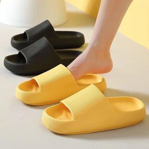 Terlik bulut kadınlar kalın taban erkekler yaz plaj slaytları banyo banyo kayma karşıtı ev terliği yumuşak sandalet moda parmak arası terlik