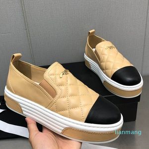 Sapatos femininos de pele de carneiro com salto plataforma e deslizamento em mocassins com textura acolchoada de metal dourado para mulheres sapatos casuais para meninas ao ar livre sapato de praia com saco de pó 23ss slides