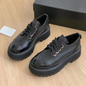 Sapatos de vestido de alta qualidade clássico de sola grossa cor bloqueada mocassins de renda aumentada designer de luxo casual trabalho sapato de couro de escritório