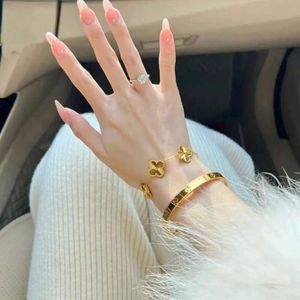 Designer di lusso a quattro fogli di gran per il trifoglio Bracciale Nuovo braccialetto a quattro foglie Bracciale Ladies Sand Gold Simulation non si sbiadisce per gioielli