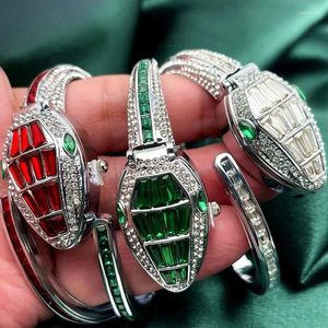Armbandsur lyxiga kvinnor handledsklocka ormformade armband diamant täckning öppning kvarts stål unikt