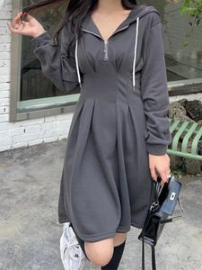 Sukienki swobodne QWeek Korean School Sport Oversize Hood Dress Women Kpop Fashion Streetwear Design Student Mini Short 2023 Autumn