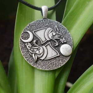 Kedjor 1st Viking Slavic och Scandinavian Two Wolf Chase the Sun Moon Necklace