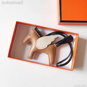 Keychains Lanyards Popula Swift Sheepskin Keychain Bag Charm Luxury Paddock Keyring Real Leather Nano Pegasus Pendant Wing Flying Ornament T23072724PJPUT5