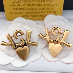 Luxury Designer Brand Heart Brosches Classic Rätt brev Logo Brosch Ny julguldpläterade broscher Bröllopsmycken Pins Design för kvinnor Gift Brosches