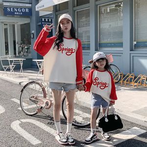 ファミリーマッチングの衣装スプリングラグランスリーブ長袖Tシャツ親子服をマッチするトップママと女の子の手紙印刷ティー231123