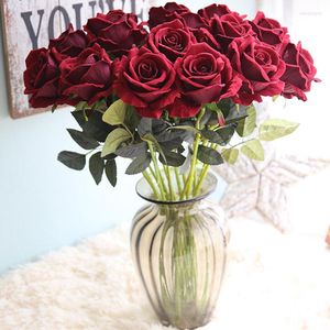Fiori decorativi 6 pezzi Ramo artificiale romantico Rosa rossa Disposizione dei tavoli per la festa nuziale a casa Bouquet lungo Fiore di seta finto Foglia verde