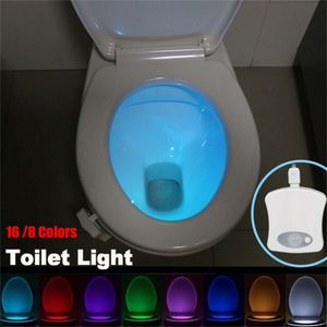 Nuova luce notturna per WC Sensore di movimento PIR Luce per WC 8 o 16 colori Accessori per il bagno umano Luce notturna