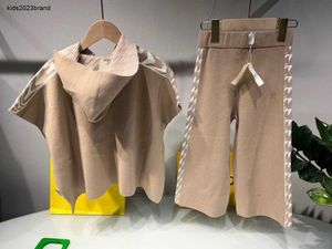 Nowe zimowe dresy dla niemowląt List Jacquard Designer Designer Rozmiar 3-12 T Button Girl Cape and szeroko nóg spodnie Nov25