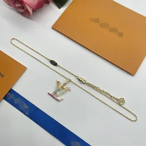 Lüks marka kolye kolye tasarımcısı moda takı cjeweler mektup kaplama altın gümüş zincir erkekler için kadın modaya uygun tiktok var mücevherler vn-30