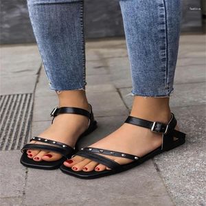 Sandálias blxqpyt para mulheres 2023 couro gladiador moda fivela cinta rebite quadrado toe chinelos planos sapatos de praia tamanho 43 A2-5