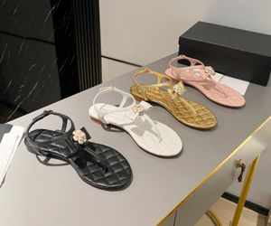 Yüksek kaliteli moda lüks tasarımcı kapitone sandaletler kadın daireler çiçek inci dekor markası metal zincir toka flip-flop kadın yaz plaj sandalet gümüş kanal