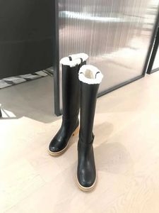 cieplejsze eleganckie zimowe pluszowe buty luksusowe marka damskie buty czarne prawdziwe skórzane buty do kolan metalowe litera grube podeszwy buty śniegowe
