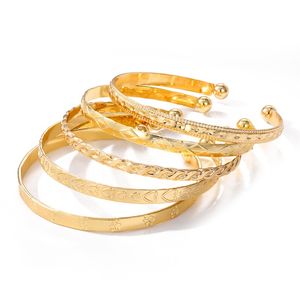 Design guldfärgöppningsarmband för kvinnor män fotavtryck diamant hjärta rand mode armband trendiga smycken gåvor