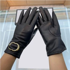 Kadın tasarımcı eldivenleri% 100 koyun derisi çift inci harfli siyah sıcaklık ve peluş yastıklı ve kalınlaşmış dokunmatik ekran rüzgar geçirmez açık bisiklet için kutu ile