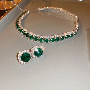 2024 Halsbandlegering AAA Pendant Moments Women's Slim Fit Charm Pärlor Set med diamanter och smaragd Square örhängen Halsbandsuppsättning av två