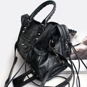 Bolsas de noite Tas Tangan Paku Keling DeSainer Mewah Wanita Tote Motor Rumbai Lembut Crossbody Bergaya Pu Messenger Bahu 230425