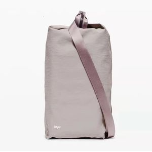 Sacos de material Lu Messenger Bag Bolsa ombro pequeno e claro Yoga Sports Fitness Caminhada ao ar livre Ciclismo preto cinza roxo 230424