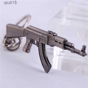 Cartoon Figures Nowator Fashion Cool Counter Strike AK47 Pistolety Bierek Blak Tinket Karabin Sniper Bieć kluczyka Keyrings Punk Jewelry Samitleirs Prezent Mężczyźni T230425